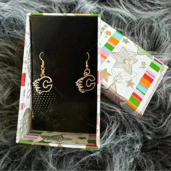 🆕 NHL Calgary Flames Logo Earrings - Picture 3 of 14